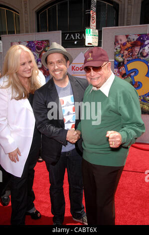 13 juin 2010 - Hollywood, Californie, États-Unis - Darla Anderson, Lee Unkrich et Don Rickles lors de la première du nouveau film de Walt Disney Pictures et Pixar Animation Studios, TOY STORY 3, qui a eu lieu au El Capitan Theatre, le 13 juin 2010, à Los Angeles.. 2010.K65167MGE(Image Crédit : Â© Michae Banque D'Images