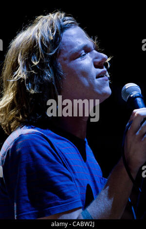 10 août 2010 - Morrison, Colorado, États-Unis - Chanteur MATTHEW SHULTZ du groupe Cage the Elephant effectue à Red Rocks Amphitheater (Image Crédit : © Don Senia Murray/ZUMApress.com) Banque D'Images