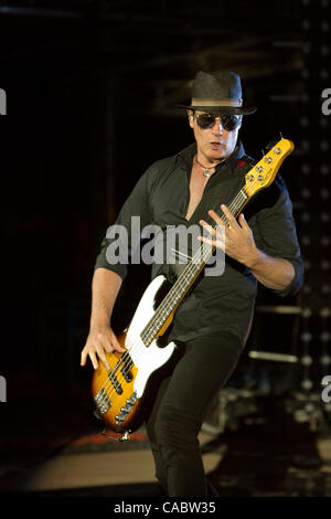 10 août 2010 - Morrison, Colorado, États-Unis - le bassiste Robert DELEO de Stone Temple Pilots effectue au Red Rocks Amphitheater. (Crédit Image : © Don Senia Murray/ZUMApress.com) Banque D'Images