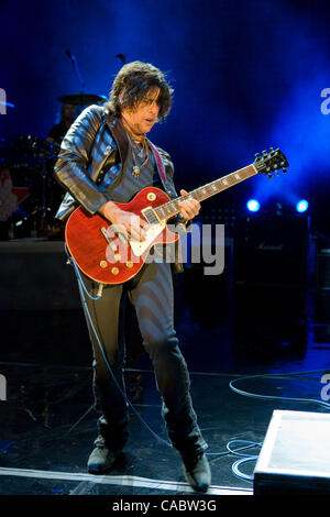 10 août 2010 - Morrison, Colorado, États-Unis - Le guitariste DEAN DELEO de Stone Temple Pilots effectue au Red Rocks Amphitheater. (Crédit Image : © Don Senia Murray/ZUMApress.com) Banque D'Images