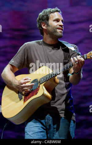 14 août 2010 - Commerce City, au Colorado, États-Unis - Le guitariste/chanteur JACK JOHNSON effectue au Mile High Music Festival. (Crédit Image : © Don Senia Murray/ZUMApress.com) Banque D'Images