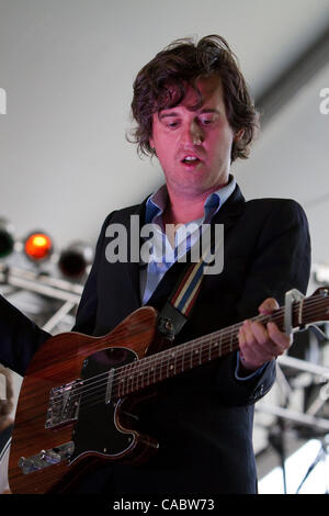 14 août 2010 - Commerce City, au Colorado, États-Unis - guitariste Christian MAZZALAI de Phoenix en prestation au Mile High Music Festival. (Crédit Image : © Don Senia Murray/ZUMApress.com) Banque D'Images