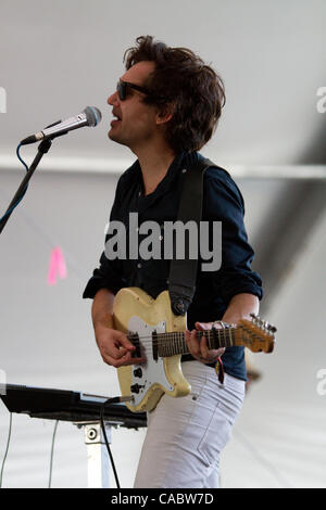 14 août 2010 - Commerce City, au Colorado, États-Unis - guitariste LAURENT BRANCOWITZ de Phoenix en prestation au Mile High Music Festival. (Crédit Image : © Don Senia Murray/ZUMApress.com) Banque D'Images