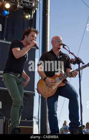 15 août 2010 - Commerce City, au Colorado, États-Unis - le chanteur PAT MONAHAN (à gauche) et le guitariste Jimmy STAFFORD du Train effectuer au Mile High Music Festival. (Crédit Image : © Don Senia Murray/ZUMApress.com) Banque D'Images