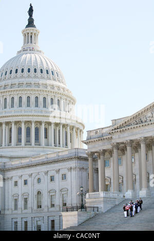 Une garde d'honneur militaire porte Robert Byrd (D, West Virginia) coffret le Capitol, étapes où il se coucha au repos pendant six heures, ce qui permet aux membres du Congrès et du public pour rendre hommage le 1 juillet 2010 à Washington, D.C. Il est la première personne à mentir au repos au Sénat depuis 1959. Banque D'Images