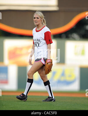 Jun 7, 2010 - Nashville, Tennessee, USA - Chanteur Carrie Underwood prend part à la 20e édition du City of Hope Celebrity Softball défi qui a eu lieu à Greer Stadium situé à Nashville. Copyright 2010 Jason Moore. Banque D'Images