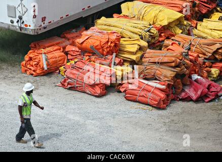 Jul 23, 2010 - Pensacola, Floride, États-Unis - un travailleur bp marche dernières barrages flottants qui ont été retirés de l'eau dans le golfe ater a été arrêté vendredi matin de nettoyage. Comme la tempête tropicale Bonnie s'approche du golfe, travailler sur le nettoyage de la marée noire a été mis en attente. Des centaines de travailleurs et plus de tha Banque D'Images