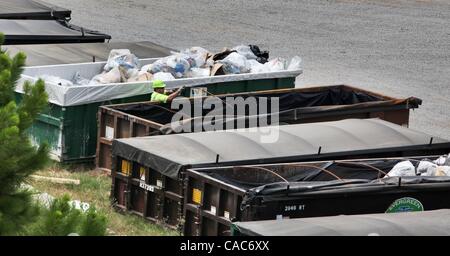 Jul 23, 2010 - Pensacola, Floride, États-Unis - un travailleur de BP à un conteneur d'huile flexibles pour l'élimination de l'huile après le nettoyage a été arrêté vendredi matin. Comme la tempête tropicale Bonnie s'approche du golfe, travailler sur le nettoyage de la marée noire a été mis en attente. Des centaines de travailleurs et plus d'une douzaine de bateaux vont commencer Banque D'Images