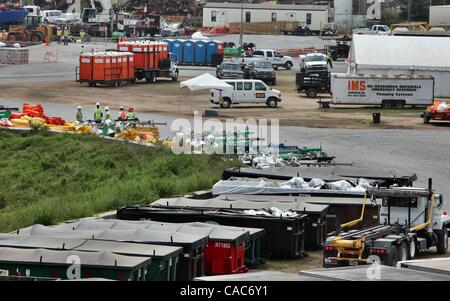 Jul 23, 2010 - Pensacola, Floride, États-Unis - BP travailleurs sur le golfe store rampes d'huile après le travail sur l'assainissement a été arrêté vendredi matin. Comme la tempête tropicale Bonnie s'approche du golfe, travailler sur le nettoyage de la marée noire a été mis en attente. Des centaines de travailleurs et plus d'une douzaine de bateaux vont commencer mov Banque D'Images