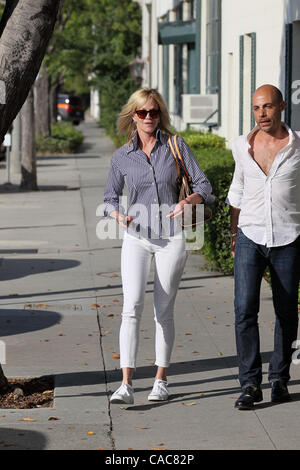 Juin 08, 2010 - Los Angeles, Californie, États-Unis - Melanie Griffith quitte Neil George salon après avoir son style de cheveux. (Crédit Image : © Laguna Images/ZUMApress.com) Banque D'Images