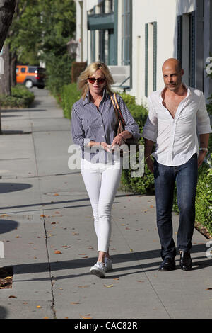 Juin 08, 2010 - Los Angeles, Californie, États-Unis - Melanie Griffith quitte Neil George salon après avoir son style de cheveux. (Crédit Image : © Laguna Images/ZUMApress.com) Banque D'Images