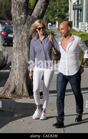 Juin 08, 2010 - Los Angeles, Californie, États-Unis - Melanie Griffith quitte Neil George salon après avoir son style de cheveux. (Crédit Image : © Laguna Images/ZUMApress.com) Banque D'Images