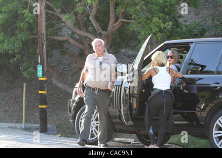 07 août 2010 - Malibu, Californie, États-Unis - Héritière NICKY HILTON obtient un billet tout en dehors et environ dans la région de Malibu. Un internaute ami rencontre Nicky. (Crédit Image : © Laguna Images/ZUMApress.com) Banque D'Images