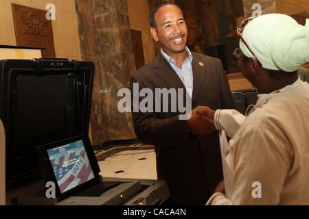 Sep 06, 2010 - Manhattan, New York, États-Unis - Le Président de l'Arrondissement Bronx RUBEN DIAZ Jr. accueille une des démonstrations de New York de neuf machines à voter à la rotonde de l'Édifice de l'Est au pays Bronx 161st. Saint et Grand Concourse. (Crédit Image : © Lombard/ZUMApress.com) Mariela Banque D'Images