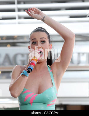 15 juin 2010 - New York, New York, États-Unis - Chanteur KATY PERRY effectue lors du lancement de la nouvelle Volkswagen Jetta 2011 qui a eu lieu à Times Square. (Crédit Image : © Kaszerman ZUMApress.com)/Nancy Banque D'Images