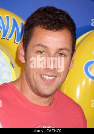 23 juin 2010 - New York, New York, États-Unis - l'Acteur ADAM SANDLER assiste à la première de New York 'grands' qui s'est tenue au Ziegfeld Theatre. (Crédit Image : © Kaszerman ZUMApress.com)/Nancy Banque D'Images