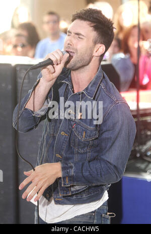 Juillet 02, 2010 - New York, New York, États-Unis - Le Chanteur Adam Levine, du groupe Maroon 5, joue sur le "Aujourd'hui", qui ont eu lieu du Rockefeller Plaza. (Crédit Image : © Kaszerman ZUMApress.com)/Nancy Banque D'Images