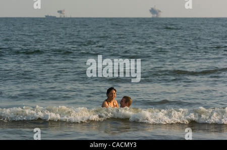 14 juin 2010 - Dauphin Island, Alabama, États-Unis - un couple bénéficie de la plage à l'huile-menacé Dauphin Island, Alabama, Etats-Unis, 14 juin 2010. Le président américain Barack Obama fait une quatrième visite à la côte américaine du golfe du Mexique depuis la plateforme Deepwater Horizon de BP marée noire du golfe du Mexique a commencé. La marée noire est le plus grand je Banque D'Images