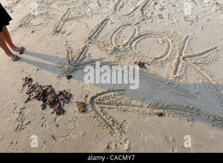 14 juin 2010 - Dauphin Island, Alabama, États-Unis - des boules de goudron sont soulignées par les visiteurs sur la plage huile-menacé à Dauphin Island, Alabama, Etats-Unis, 14 juin 2010. Le président américain Barack Obama fait une quatrième visite à la côte américaine du golfe du Mexique depuis la plateforme Deepwater Horizon de BP marée noire du golfe du Mexique a commencé. L'o Banque D'Images