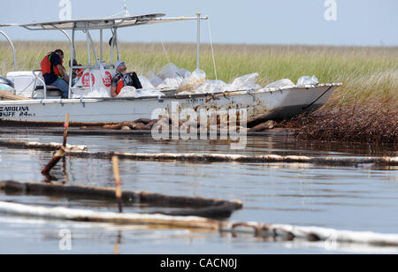 17 juin 2010 - Port de soufre, Louisiane, États-Unis - les travailleurs de prendre une pause dans un domaine de Barataria Bay endommagé par le golfe du Mexique BP oil spill à Port Sulpher, Louisiane, USA 17 juin 2010. Le déversement de pétrole est la plus importante dans l'histoire des Etats-Unis et continue de menacer la faune, l'écosystème et l'économie Banque D'Images