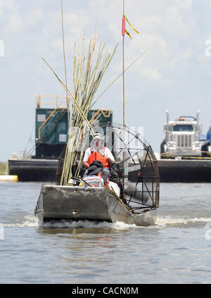 17 juin 2010 - Port de soufre, Louisiane, États-Unis - un hydroglisseur pilote poursuit les travailleurs de la rampe d'une zone de Barataria Bay endommagé par le golfe du Mexique BP oil spill à Port Sulpher, Louisiane, USA 17 juin 2010. Le déversement de pétrole est la plus importante dans l'histoire des Etats-Unis et continue de menacer la faune, l'écosystème et th Banque D'Images