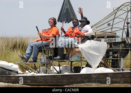 17 juin 2010 - Port de soufre, Louisiane, États-Unis - un hydroglisseur pilote poursuit les travailleurs de la rampe d'une zone de Barataria Bay endommagé par le golfe du Mexique BP oil spill à Port Sulpher, Louisiane, USA 17 juin 2010. Le déversement de pétrole est la plus importante dans l'histoire des Etats-Unis et continue de menacer la faune, l'écosystème et th Banque D'Images