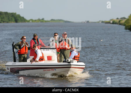 17 juin 2010 - Port de soufre, Louisiane, États-Unis - US Coast Guard et l'amiral Thad Allen Commandant d'Incident National revient à l'Myrtle Grove Marina après un tour en plein essor et d'autres opérations de confinement à Barataria Bay endommagé par le golfe du Mexique BP oil spill à Port Sulpher, Louisiane, États-Unis Banque D'Images