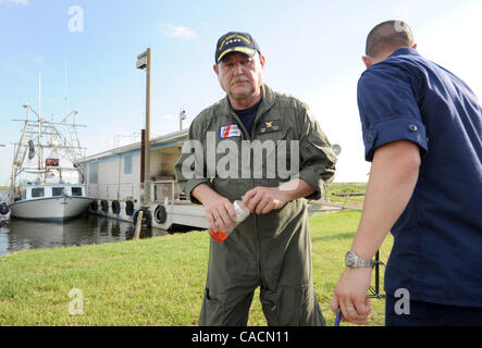 17 juin 2010 - Port de soufre, Louisiane, États-Unis - US Coast Guard et l'amiral commandant de l'intervention nationale Thad Allen termine une conférence de presse à l'Myrtle Grove Marina après un tour en plein essor et d'autres opérations de confinement à Barataria Bay endommagé par le golfe du Mexique BP oil spill à Port Su Banque D'Images