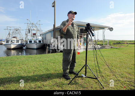 17 juin 2010 - Port de soufre, Louisiane, États-Unis - US Coast Guard et l'amiral Thad Allen Commandant de l'intervention nationale procède à une conférence de presse à l'Myrtle Grove Marina après un tour en plein essor et d'autres opérations de confinement à Barataria Bay endommagé par le golfe du Mexique BP oil spill à Port Su Banque D'Images