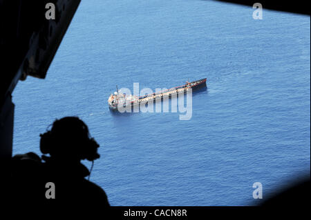 25 juin 2010 - Venise, Louisiane, États-Unis - US Coast Guard maître de Everett Hill views un pétrolier sur le site de la plateforme Deepwater Horizon de BP et du déversement de pétrole dans le golfe du Mexique au large des côtes de Louisiane, USA 25 juin 2010, au cours d'un survol de la Garde côtière des États-Unis. La plateforme pétrolière Deepwater Horizon de BP spi Banque D'Images