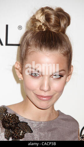 21 septembre 2010 - New York, New York, États-Unis - Actrice ANNALYNNE MCCORD participe à la 3ème Conférence Annuelle Self Magazine femmes faisant de bonnes bourses détenues à MOMA. (Crédit Image : © Kaszerman ZUMApress.com)/Nancy Banque D'Images