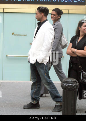 26 juillet 2010 - New York, NY, USA - Paul ''Pauly D'' DelVecchio avec Jenni ''JWoww'' Farley à la Bourse de New York pour sonner la cloche. (Crédit Image : © Dan Herrick/ZUMAPRESS.com) Banque D'Images