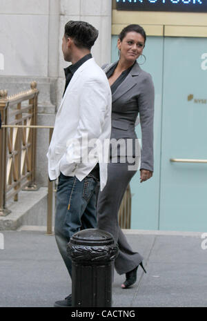 26 juillet 2010 - New York, NY, USA - Paul ''Pauly D'' DelVecchio avec Jenni ''JWoww'' Farley à la Bourse de New York pour sonner la cloche. (Crédit Image : © Dan Herrick/ZUMAPRESS.com) Banque D'Images