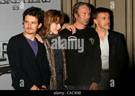 20 août 2010 - Hollywood, Californie, États-Unis - Orlando Bloom, Milla Jovovich, Mads Mikkelsen, Christoph Waltz (Buckingham, de Winter, Rochefort, Richelieu).Les Trois Mousquetaires photocall.Hotel Bayrischer Hof, Munich, Allemagne 08-20-2010. a, Inc. 2010.K66164Crédit : Image RHARV(Â© Roger Harvey/Globe Pho Banque D'Images