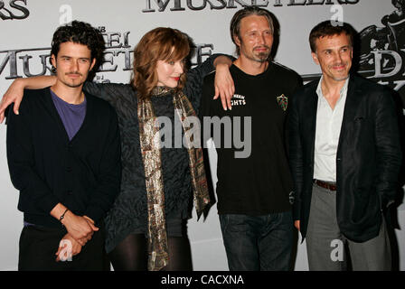 20 août 2010 - Hollywood, Californie, États-Unis - Orlando Bloom, Milla Jovovich, Mads Mikkelsen, Christoph Waltz (Buckingham, de Winter, Rochefort, Richelieu).Les Trois Mousquetaires photocall.Hotel Bayrischer Hof, Munich, Allemagne 08-20-2010. a, Inc. 2010.K66164Crédit : Image RHARV(Â© Roger Harvey/Globe Pho Banque D'Images