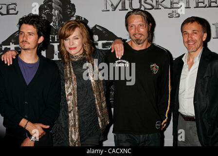 20 août 2010 - Hollywood, Californie, États-Unis - Orlando Bloom, Milla Jovovich, Mads Mikkelsen, Christoph Waltz (Buckingham, de Winter, Rochefort, Richelieu).Les Trois Mousquetaires photocall.Hotel Bayrischer Hof, Munich, Allemagne 08-20-2010. a, Inc. 2010.K66164Crédit : Image RHARV(Â© Roger Harvey/Globe Pho Banque D'Images