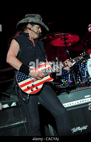 Sep 04, 2010 - Indianapolis, Indiana, États-Unis - chanteur/guitariste Ted Nugent effectue à Indianapolis, au parc militaire à la Côte Nord Festival le 4 septembre 2010. (Crédit Image : © Amy Harris/ZUMApress.com) Banque D'Images