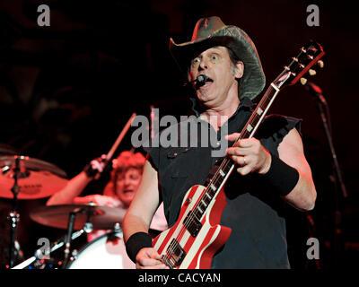 Sep 04, 2010 - Indianapolis, Indiana, États-Unis - chanteur/guitariste Ted Nugent effectue à Indianapolis, au parc militaire à la Côte Nord Festival le 4 septembre 2010. (Crédit Image : © Amy Harris/ZUMApress.com) Banque D'Images