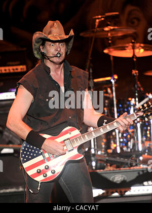 Sep 04, 2010 - Indianapolis, Indiana, États-Unis - chanteur/guitariste Ted Nugent effectue à Indianapolis, au parc militaire à la Côte Nord Festival le 4 septembre 2010. (Crédit Image : © Amy Harris/ZUMApress.com) Banque D'Images