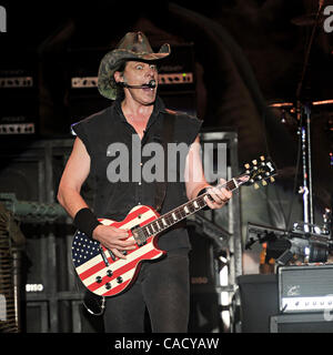 Sep 04, 2010 - Indianapolis, Indiana, États-Unis - chanteur/guitariste Ted Nugent effectue à Indianapolis, au parc militaire à la Côte Nord Festival le 4 septembre 2010. (Crédit Image : © Amy Harris/ZUMApress.com) Banque D'Images