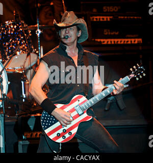 Sep 04, 2010 - Indianapolis, Indiana, États-Unis - chanteur/guitariste Ted Nugent effectue à Indianapolis, au parc militaire à la Côte Nord Festival le 4 septembre 2010. (Crédit Image : © Amy Harris/ZUMApress.com) Banque D'Images