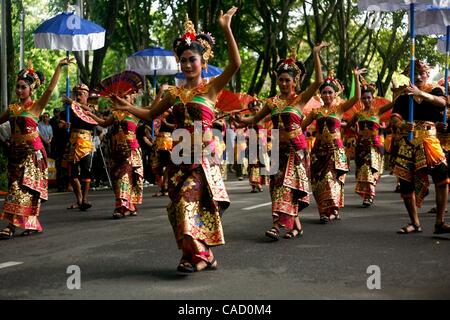 Jun 12, 2010 - Denpasar, Bali, Indonésie - artistes balinais prendre pendant la parade d'ouverture du 32e Festival des Arts de Bali. Le festival annuel qui dure un mois et présentera une cuisine locale et internationale des représentations artistiques et des expositions. (Crédit Image : Â© Johannes P. Christo/ZUMApress.co Banque D'Images