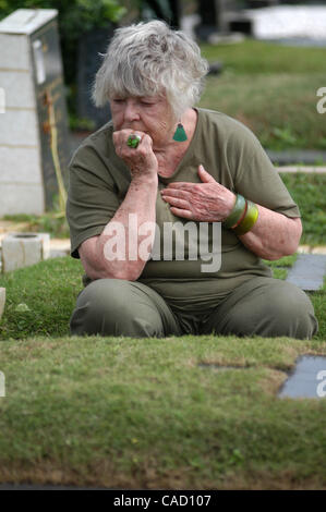 Australian Shirley Shackleton, épouse de fin journaliste Australien Greg Shackleton, est assis à côté de la tombe de Jakarta.L'Indonésie. 9 juillet 2010, où cinq journalistes, le soi-disant Cinq de Balibo, qui ont été tués au Timor oriental en 1975, ont été enterrés. La femme d'un journaliste australien qui aurait été tué par Banque D'Images