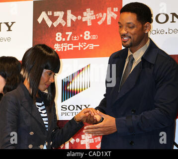 5 août 2010 - Tokyo, Japon - L'acteur américain Will Smith et sa femme Jada Pinkett Smith assister à 'Karaté Kid' premiere à l'Hôtel Ritz-Carlton Tokyo le 5 août 2010 à Tokyo, Japon. (Crédit Image : ÔΩ© Koichi Kamoshida/Jana/ZUMApress.com ) Banque D'Images