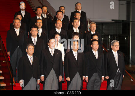 Sep 17, 2010 - Tokyo, Japon - Le Premier Ministre japonais et Parti démocratique du Japon Naoto Kan (C) pose pour des photos avec son nouveau cabinet à la résidence officielle du Premier ministre à Tokyo, Japon. Kan remanié son cabinet et Seiji Maehara, a été nommé nouveau ministre des Affaires étrangères. (Crédit Im Banque D'Images