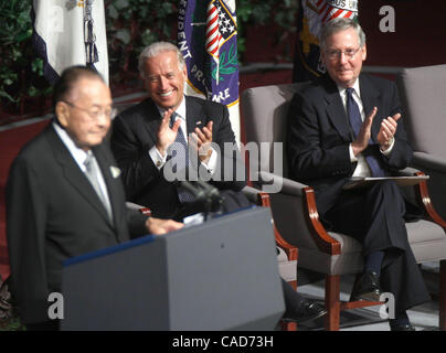 Le vice-président Joe Biden, centre, et leader de la minorité du Sénat américain Mitch McConell, R-Utah, droite, écoute l',U.S. Le sénateur Daniel Inouye, D-New York, prend la parole à la cérémonie de l'ancien sénateur américain Ted Stevens de l'Alaska à Anchorage, Alaska mercredi 18 août 2010 . Stevens, le plus long serv Banque D'Images