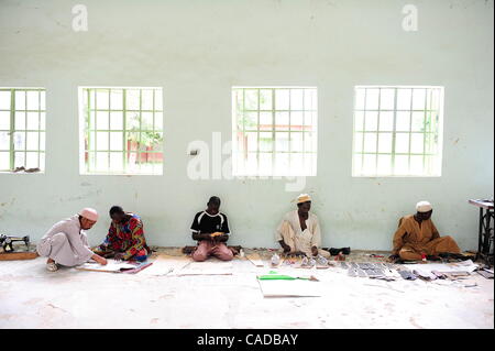 Le 5 août, 2010 - Kano, Kano, Nigéria - au centre de formation professionnelle Mariri à Kano, au Nigeria, victimes de la polio qui sont trop paralysés à marcher, à fabriquer des chaussures pour les personnes qui le peuvent. Fanatisme religieux .et la désinformation ont contraint les villageois dans le nord musulman du Nigeria à refuser la vaccination et Banque D'Images