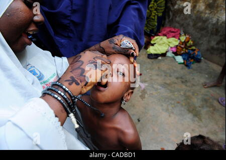 Le 5 août, 2010 - Kano, KANO, NIGERIA - un enfant de moins de cinq ans reçoit deux gouttes de vaccin contre la polio sur sa langue. De vaccination sont dispersés dans toute la zone d'administration, en Fagge Kwciri Ward, à la recherche pour les enfants de moins de cinq ans le premier jour de la journée de vaccination, (IPD) parrainé par Banque D'Images