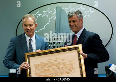 08 juillet 2010 - Pristina, Pristina, Kosovo - l'ancien premier ministre britannique Tony Blair (à gauche) reçoit des pans de la déclaration d'indépendance du Kosovo par le premier ministre du Kosovo Hashim Thaci (à droite) lors de la conférence de presse. L'ancien Premier Ministre britannique est sur la visite de deux jours au Kosovo sur invitati Banque D'Images