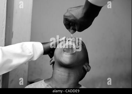 Le 5 août, 2010 - Kano, KANO, NIGERIA - un enfant de moins de cinq ans reçoit deux gouttes de vaccin contre la polio sur sa langue à un vaccin à l'arrêt du site. Fanatisme religieux et la désinformation a contraint les villageois musulmans au nord du Nigéria de refuser la vaccination, ce qui a conduit à la réémergence de la polio qu'une f Banque D'Images